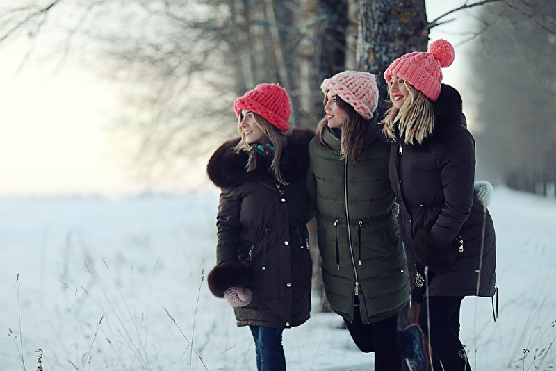 freundinnen spazieren winter